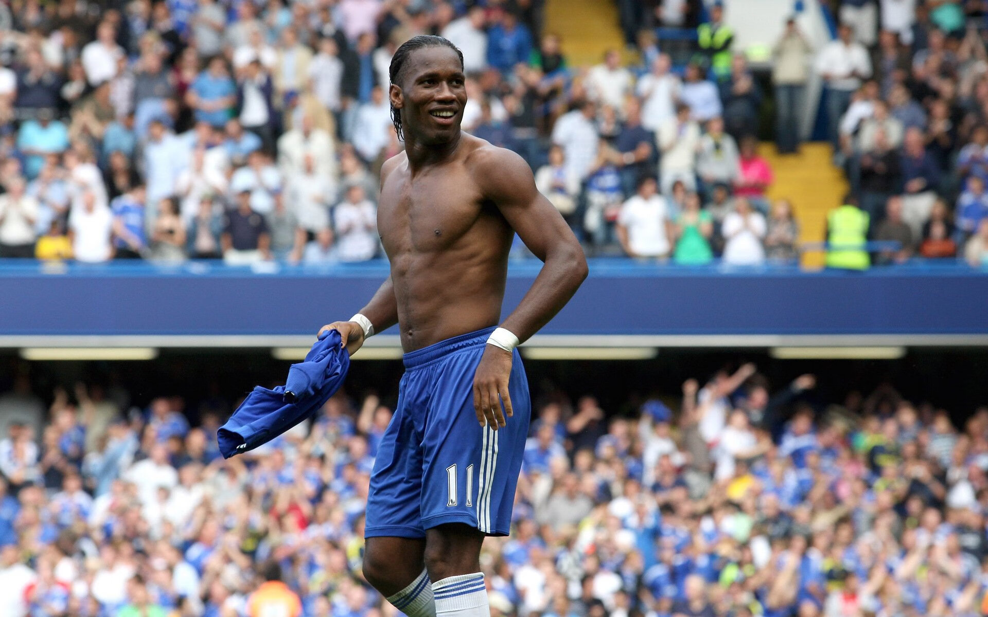 纽卡斯尔队员跑动积极提升覆盖范围，纽卡斯尔联队传奇球星